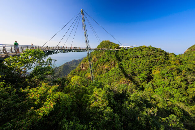 Panoramablick auf die geschwungene Langkawi Sky Bridge, umgeben von grüner Berglandschaft. | Gebeco