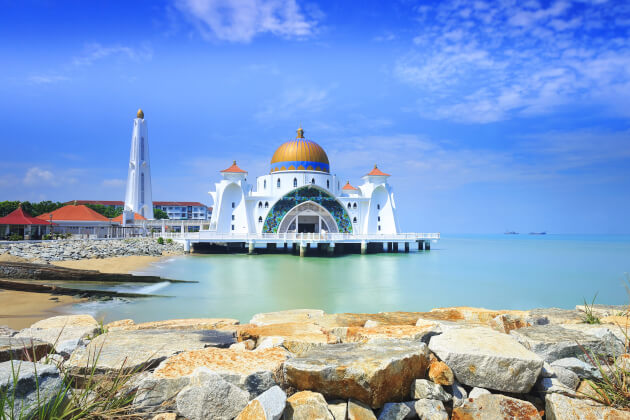 Weiße Moschee mit blauer Kuppel auf Stelzen im Meer bei Malakka, Malaysia. | Gebeco
