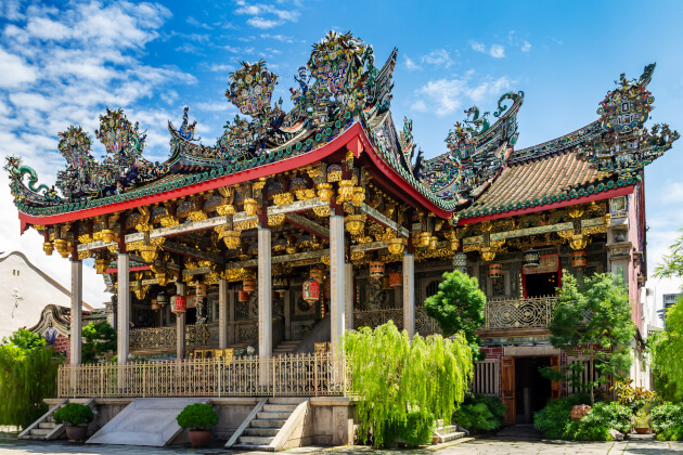 Prächtig verziertes Khoo Kongsi Clanhaus in George Town, Penang mit reich dekorierter Fassade und traditionellem Dach. | Gebeco