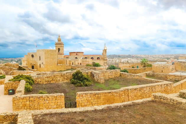 Historische Zitadelle von Victoria auf Gozo mit Glockenturm und wehender maltesischer Flagge. | Gebeco