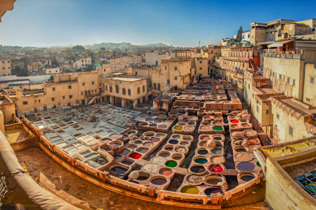 Traditionelle Gerbereien in Fès Marokko mit bunten Färbebecke. | Gebeco