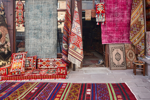 Hausfassade in Casablanca mit bunten Stoffen. | Gebeco
