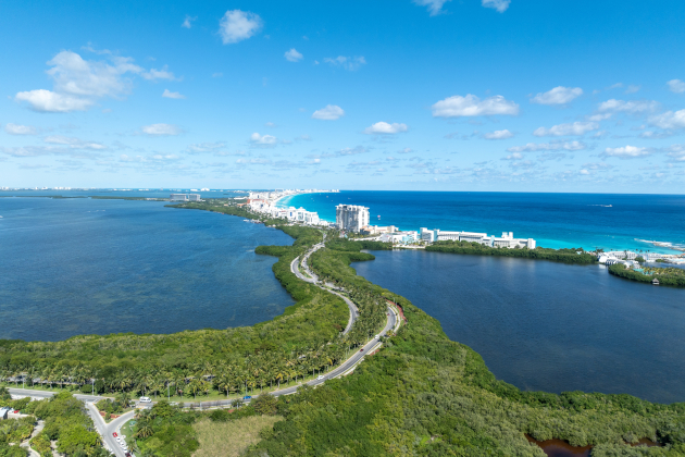 Luftaufnahme von Cancún Mexiko mit Hotelzone zwischen Karibischem Meer und Lagune