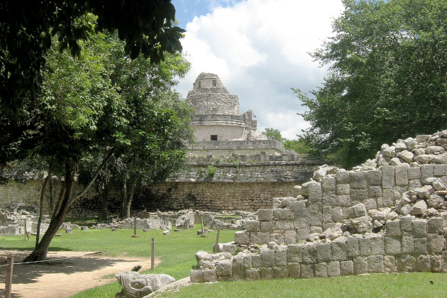 Rundbau El Caracol in der Maya-Ruinenstadt Chichén Itzá, umgeben von Bäumen und Steinmauern. | Gebeco