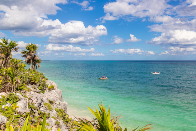 Playa Paraíso in Tulum Mexiko mit türkisblauem Meer, weißen Sandstränden und Palmen