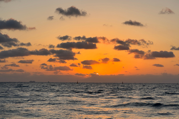 Sonnenuntergang am Strand von Playa del Carmen Mexiko mit Blick auf das Meer und den orangefarbenen Himmel