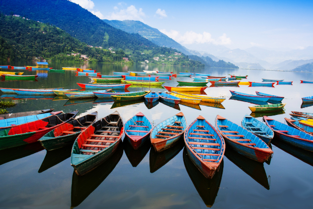 Bunte Boote am Phewa-See in Pokhara Nepal mit Bergen im Hintergrund. | Gebeco