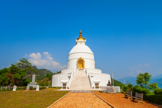 Weiße Shanti Stupa in Pokhara Nepal mit goldenem Buddha. | Gebeco