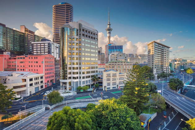 Moderne Skyline von Auckland mit dem ikonischen Sky Tower und umliegenden Hochhäusern. | Gebeco