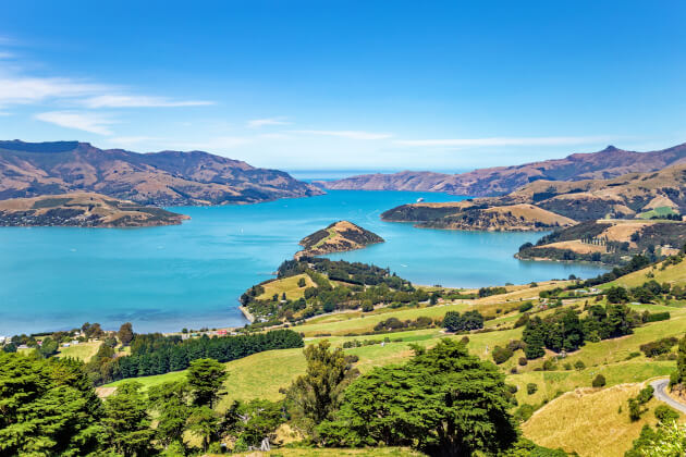 Panorama der Banks-Halbinsel bei Christchurch mit türkisfarbener Bucht in Neuseeland. | Gebeco