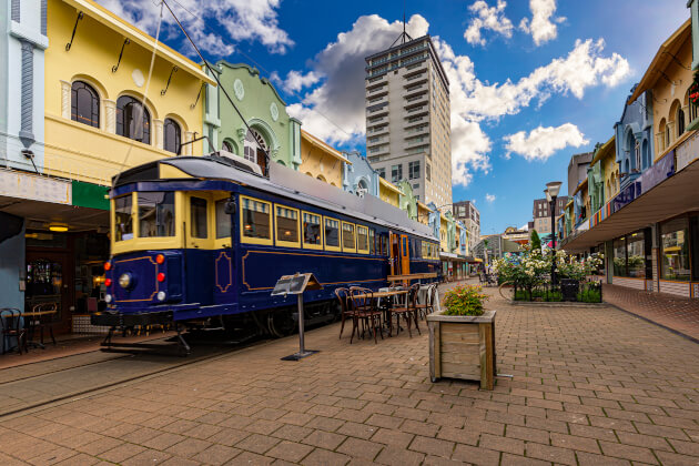 Historische rote Straßenbahn fährt durch die Innenstadt von Christchurch in Neuseeland. | Gebeco