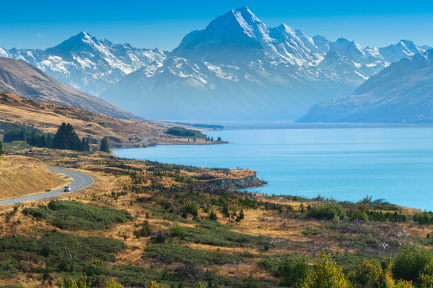 Alpenpanorama mit dem Mount Cook in Neuseeland, grünes Tal und schneebedeckte Gipfel entlang des Hooker Valley Tracks bei klarem Himmel. | Gebeco