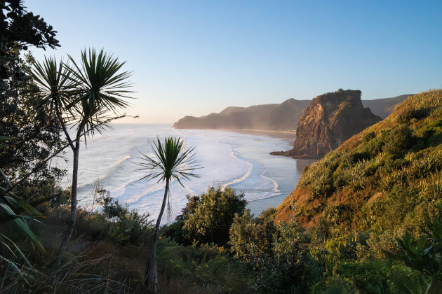 Piha Beach mit Lion Rock an der Westküste von Auckland, Neuseeland. | Gebeco