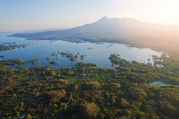 Mombacho Vulkan in Nicaragua mit Blick auf den Nicaraguasee und die Isletas de Granada