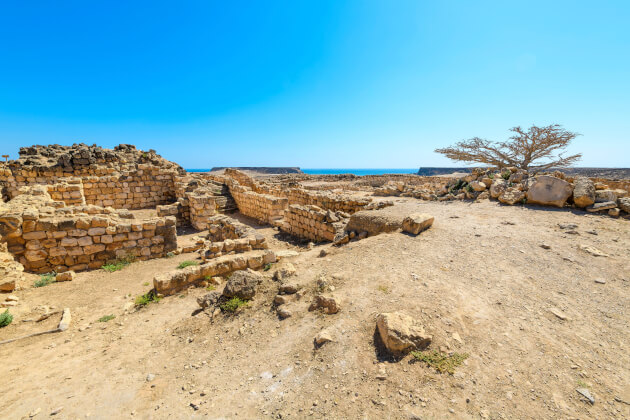Ruinen der antiken Stadt Sumhuram in Dhofar mit Blick auf das Meer. | Gebeco