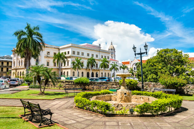 Kolonialplatz mit Brunnen, Palmen und historischer Architektur in Casco Viejo, der Altstadt von Panama-Stadt. | Gebeco