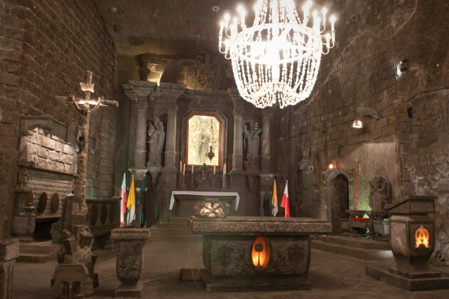 Salzkapelle in der Wieliczka Salzmine bei Krakau mit Steinaltar und Kristallleuchter. | Gebeco