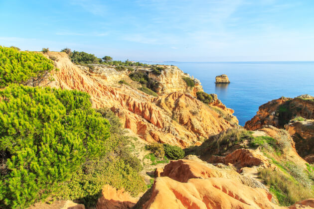 Felsenküste am Naturpark Ria Formosa bei Faro Portugal mit Blick aufs Meer. | Gebeco