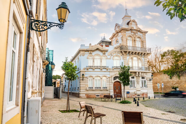 Historisches Gebäude in der Altstadt von Faro Portugal mit Kopfsteinpflasterstraße. | Gebeco