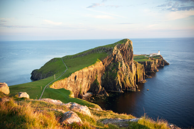 Felsklippe Neist Point mit Leuchtturm auf der Isle of Skye in Schottland bei Sonnenuntergang. | Gebeco