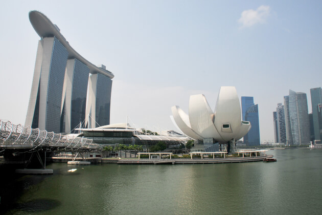 Marina Bay Sands mit SkyPark, ArtScience Museum und Uferpromenade in Singapur. | Gebeco
