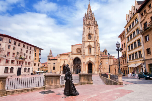 Kathedrale San Salvador in Oviedo Spanien – gotisches Bauwerk mit Platz und Statue