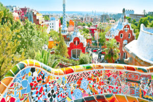 Bunte Mosaikbänke und märchenhafte Gebäude im Park Güell in Barcelona mit Blick über die Stadt. | Gebeco