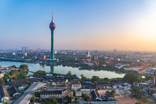 Lotus Tower in Colombo Sri Lanka bei Sonnenuntergang mit Blick über die Stadt. | Gebeco