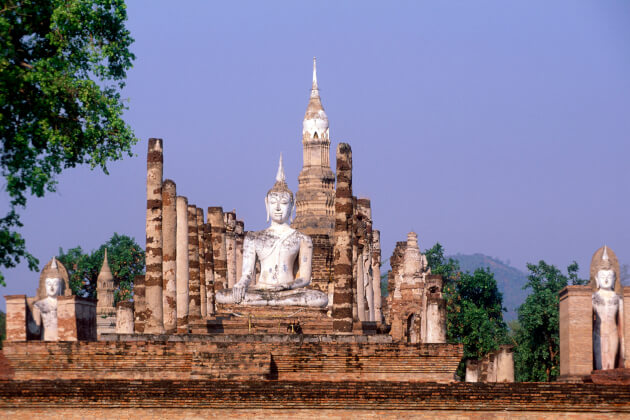 Buddha-Statue und Tempelruinen. | Gebeco