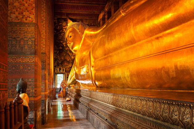 Vergoldete Statue des liegenden Buddha im Tempel Wat Pho, Bangkok. | Gebeco