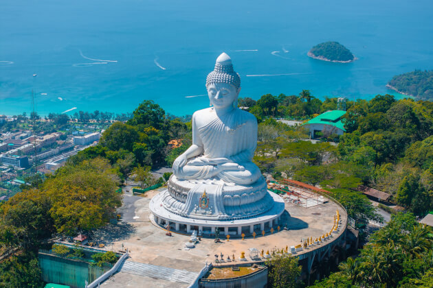 Die beeindruckende Big-Buddha-Statue auf einem Hügel mit Blick über Phuket, Thailand. | Gebeco