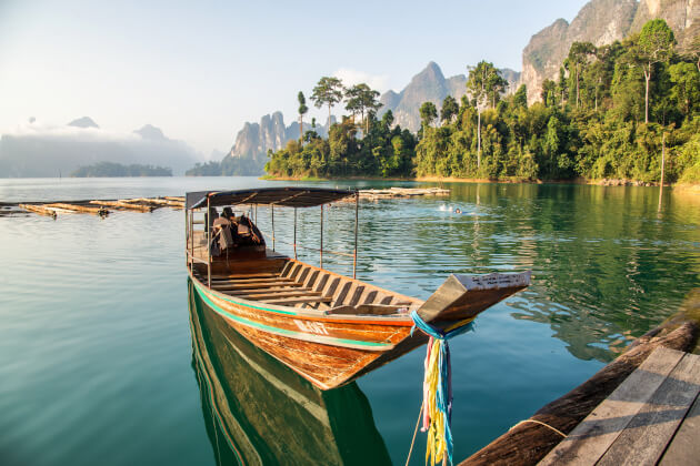 Traditionelles Boot auf dem Wasser im Khao Sok Nationalpark, Thailand. | Gebeco