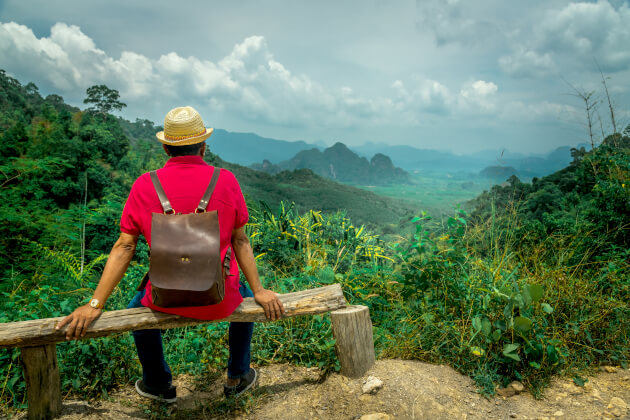 Wanderer mit Ausblick auf die Landschaft des Khao Sok Nationalparks. | Gebeco