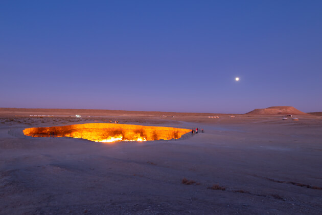Der brennende Krater von Derweze in der Karakum-Wüste bei Nacht. | Gebeco