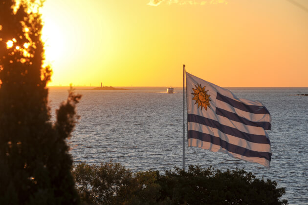 Colonia del Sacramento Uruguay – Sonnenuntergang mit Uruguay-Flagge am Río de la Plata | Gebeco