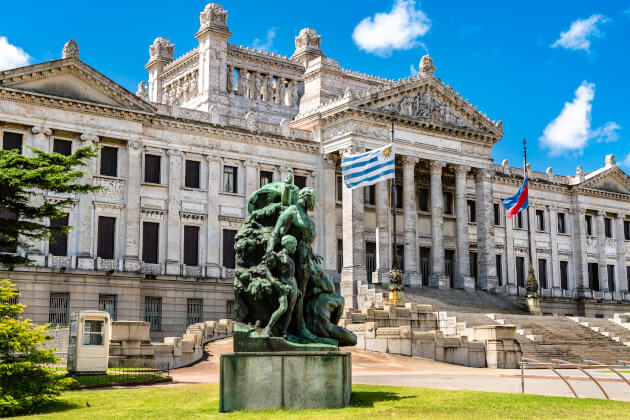 Montevideo Uruguay – Parlamentsgebäude Palacio Legislativo mit Flaggen | Gebeco