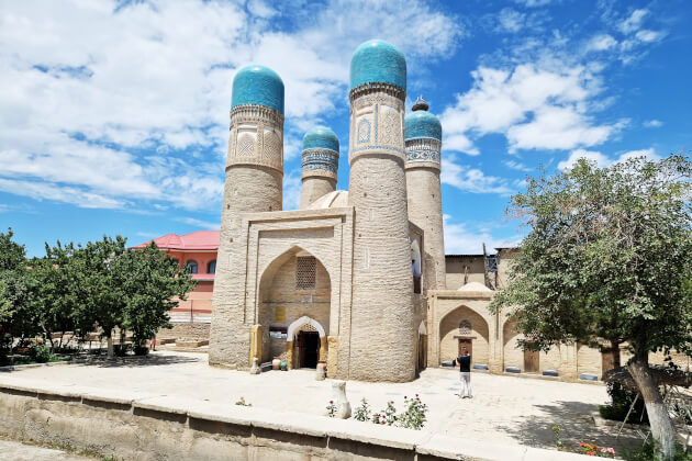 Historisches Bauwerk Chor Minor in Buchara, Usbekistan, mit vier türkisfarbenen Kuppeln. | Gebeco