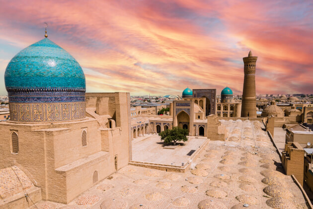 Historischer Poi-Kalyan-Komplex mit Moschee und Minarett in Bukhara, Usbekistan, bei Sonnenuntergang. | Gebeco