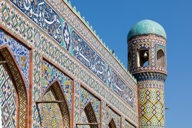 Detailansicht einer farbenfroh dekorierten Moschee mit blauem Kuppeldach und geschnitzten Holzsäulen in Kokand, Usbekistan. | Gebeco