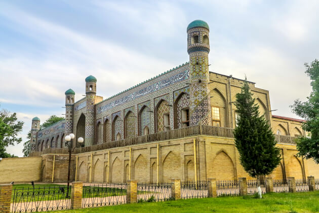 Historischer Khudoyar-Khan-Palast in Kokand, Usbekistan, mit kunstvollen Mosaiken. | Gebeco