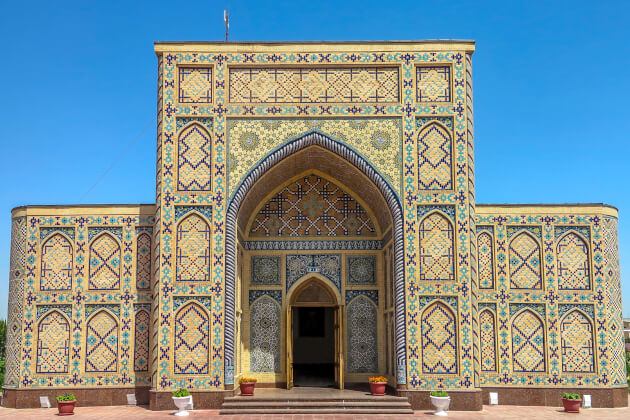 Reich verzierte gelbe und blaue Mosaikfassade eines islamischen Gebäudes in Samarkand. | Gebeco