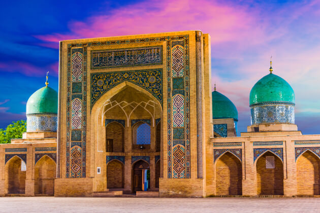 Hazrati-Imam-Komplex in Taschkent, Usbekistan, mit türkisfarbenen Kuppeln und Moschee. | Gebeco