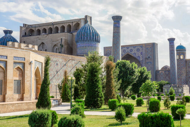 Historisches Mausoleum in Samarkand, Usbekistan, mit prachtvollen Fliesen und Kuppeln. | Gebeco