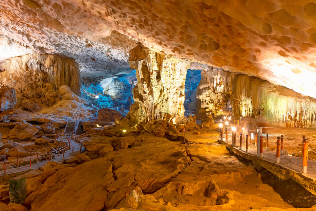 Beleuchtete Kalksteinhöhle Sung Sot mit bizarren Felsformationen in der Halong-Bucht. | Gebeco