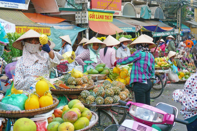 Bunter Markt in Hanoi mit Obst- und Gemüseständen. | Gebeco