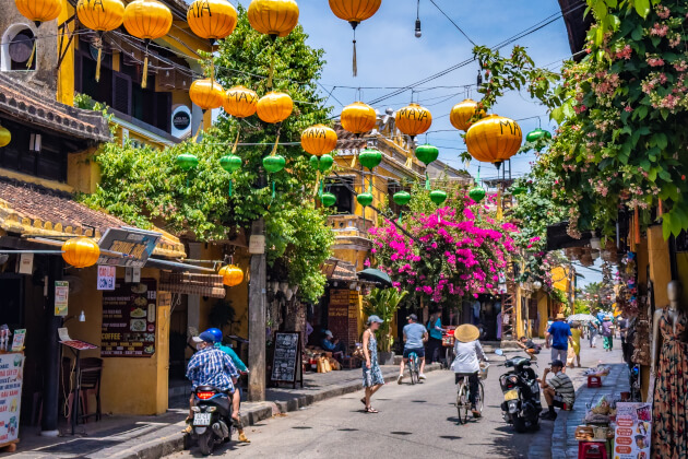 Bunte Laternen und historische Häuser in der Altstadt von Hoi An. | Gebeco