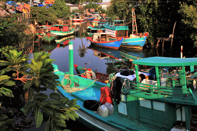 Bunte Fischerboote im Hafen von Duong Dong auf der Insel Phu Quoc, Vietnam. | Gebeco