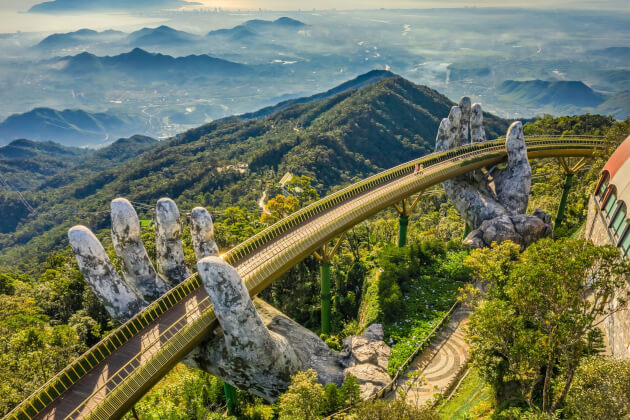Die berühmte Goldene Brücke in Da Nang, gehalten von riesigen Steinhänden. | Gebeco