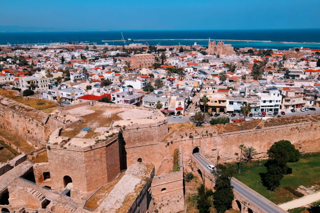 Altstadt von Famagusta an einem sonnigen Tag mit klarem Himmel