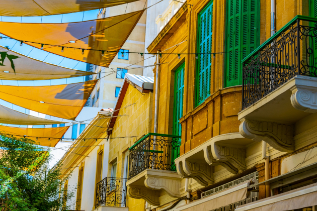 Traditionelle Häuser mit grünen Fensterläden und Balkonen in der Altstadt von Nikosia, Zypern